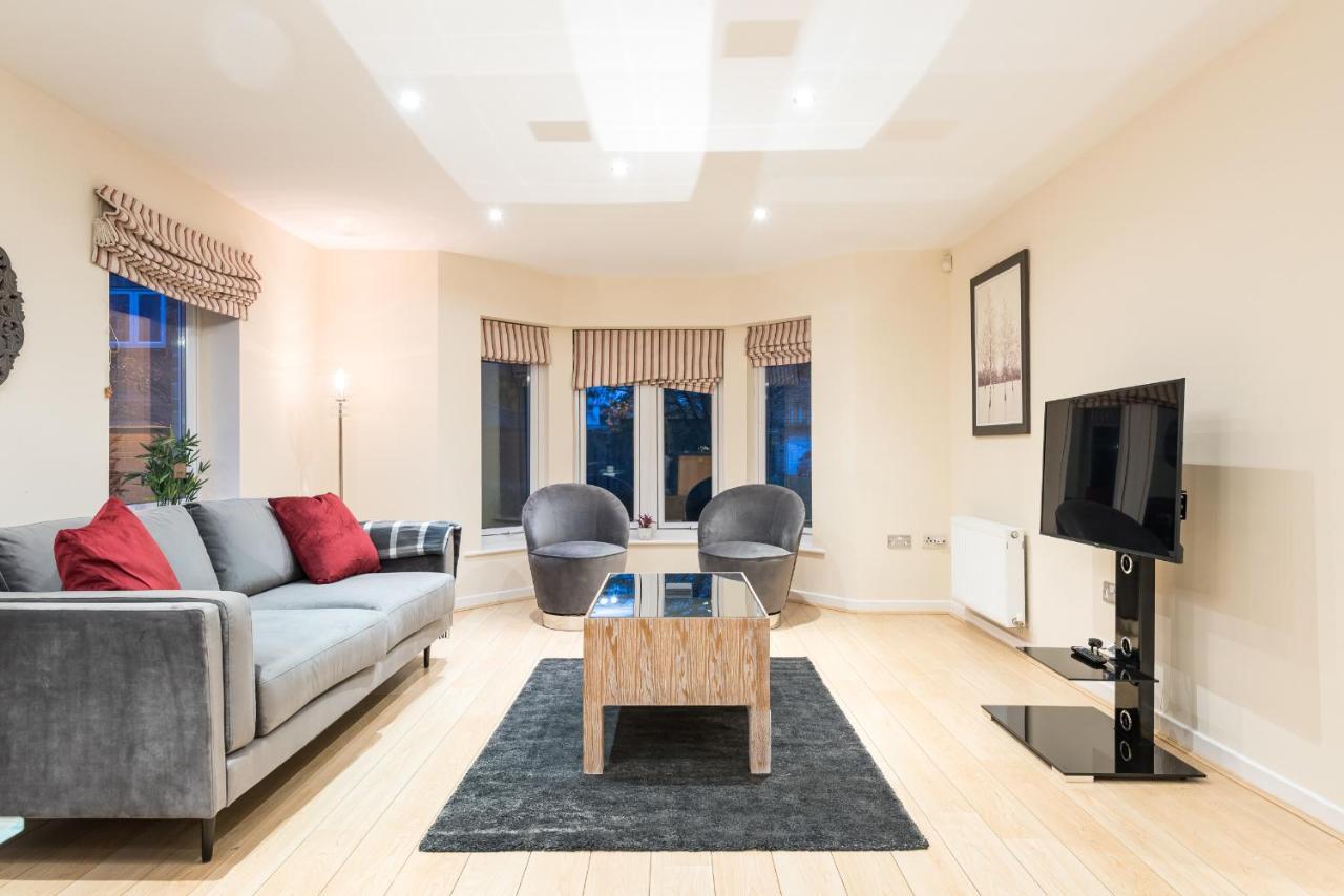 Modern Smart Open Plan Living With Free Parking